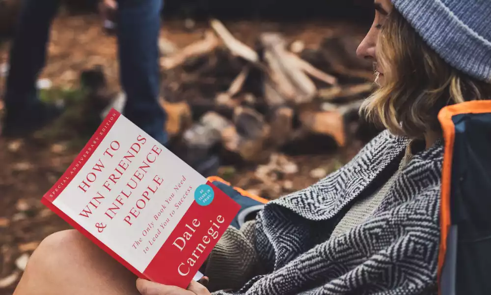 HOW TO WIN FRIENDS AND INFLUENCE PEOPLE BY DALE CARNEGIE